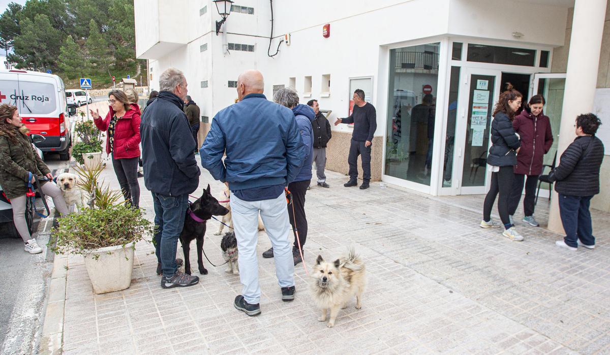 Decenas de vecinos desalojados por el incendio de Aigües