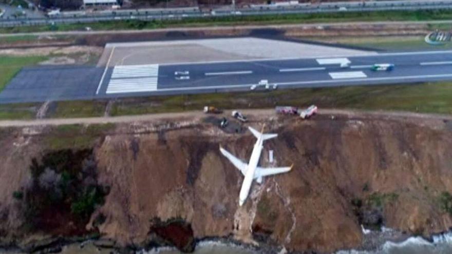 Un avión queda al borde del mar tras un aterrizaje de emergencia en Turquía