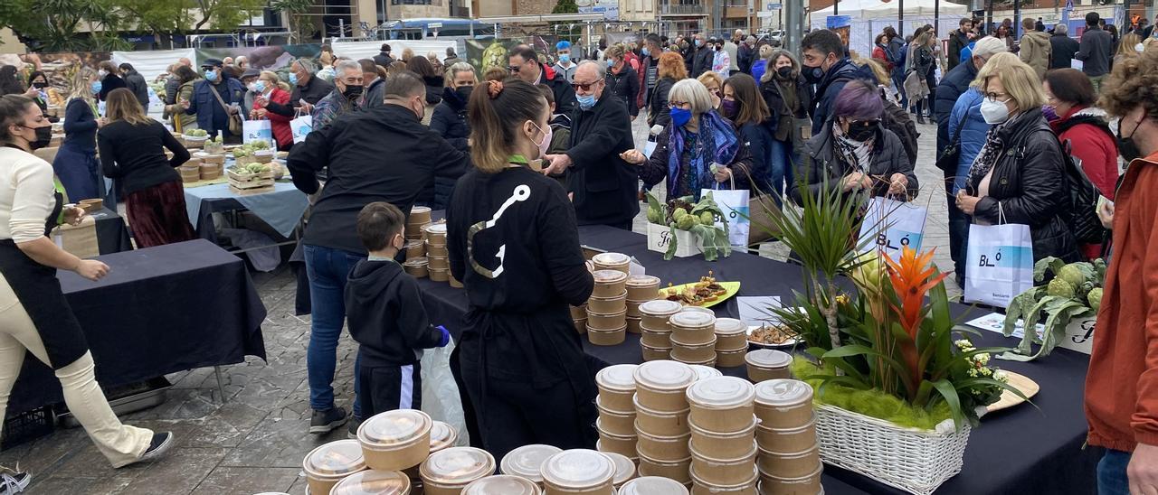 Alrededor de 3.000 personas se han acercado este domingo a la plaza de la Constitución de Benicarló para paladear las elaboraciones preparadas con la admirada &#039;carxofa&#039; local.