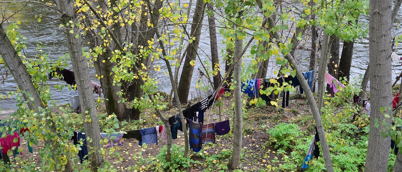 Ropa tendida de la mujer que vive bajo el puente San Lázaro de Plasencia.