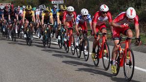 Los ciclistas de la Vuelta, camino de La Farrapona.