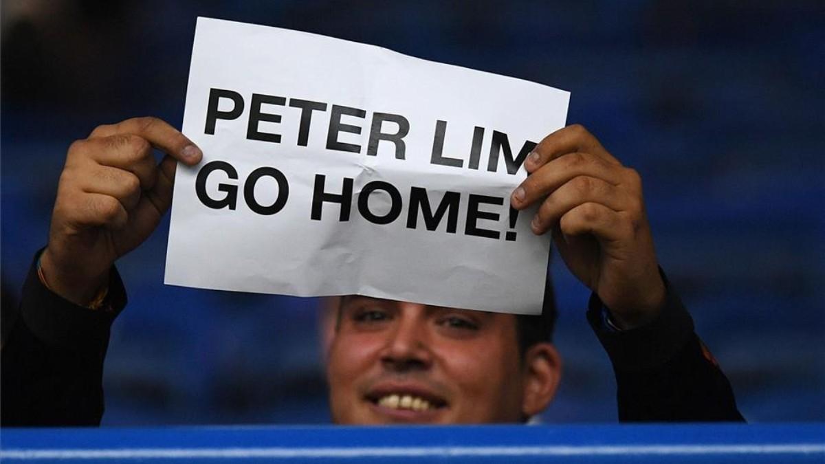 Un aficionado del Valencia, pidiendo la dimisión de Peter Lim.