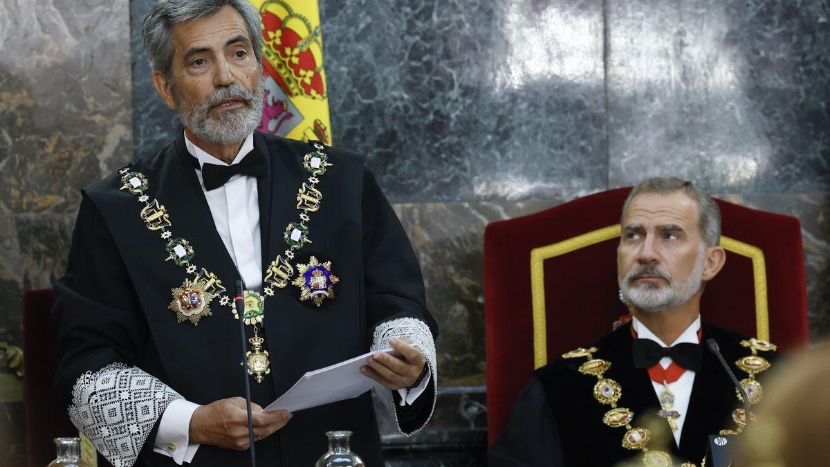 Carlos Lesmes junto al rey Felipe VI.