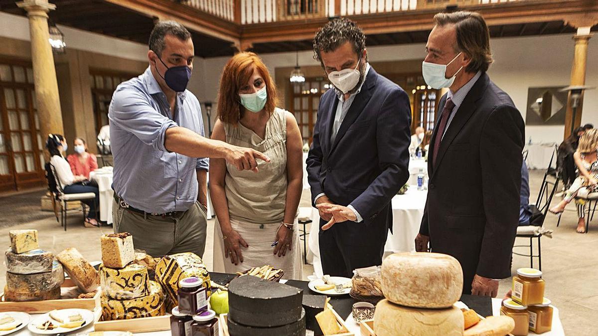 Por la izquierda, Ignacio del Río, Luisa Villegas, Inaciu Iglesias y Ricardo Silvestre, ayer, durante la cata de quesos celebrada en el hotel Reconquista para una treintena de comerciantes. | Bernabé Valle