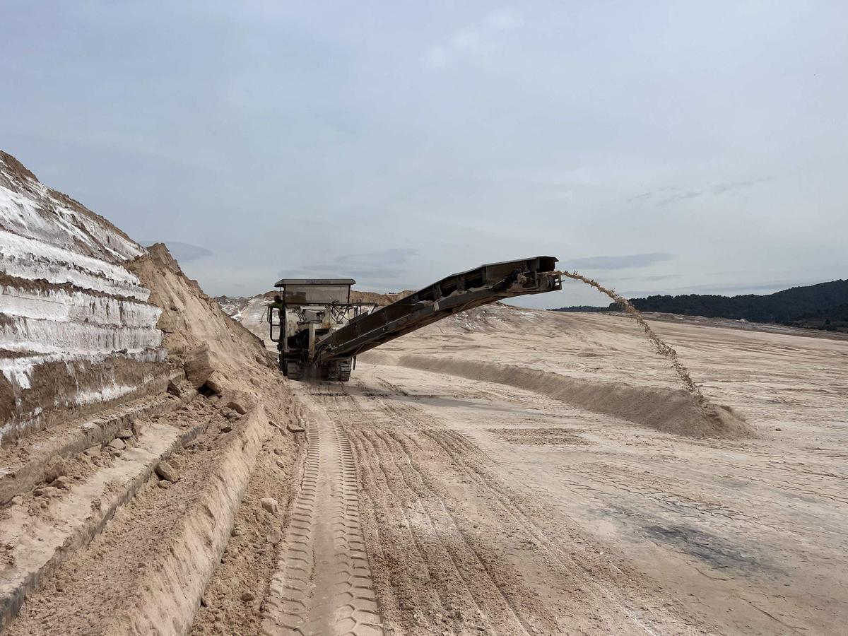 La màquina fresadora de la mina treballant damunt del runam