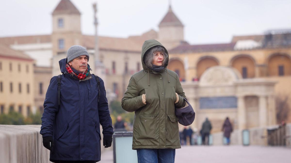 Dos personas caminan por el casco histórico de Córdoba bajo un fuerte frío, esta semana.