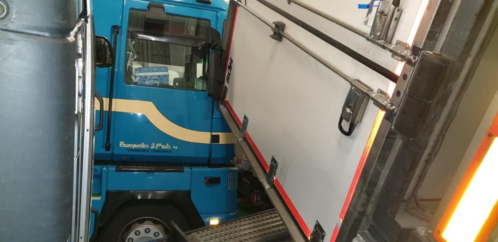 Lastwagen stürzen auf Mallorca-Fähre um