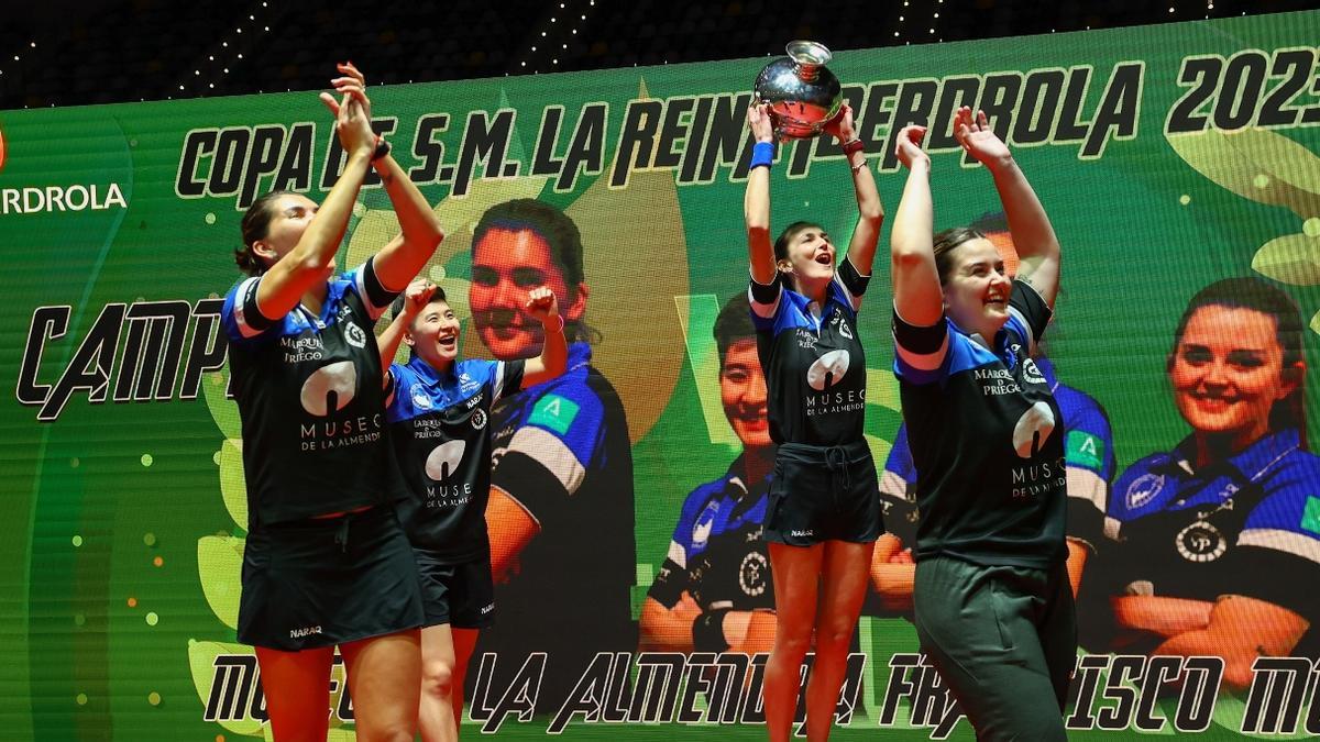 El Priego femenino celebra la victoria en la Copa de la Reina de tenis de mesa.