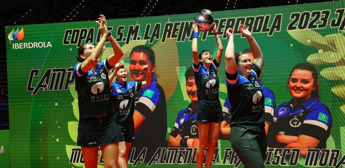 El Priego femenino celebra la victoria en la Copa de la Reina de tenis de mesa.