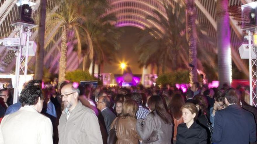 Gente disfrutando de la terraza de l&#039;Umbracle