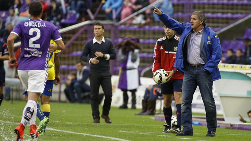 Paco Herrera, a la dercha de la imagen, da instrucciones a sus jugadores en una fase del encuentro de ayer en el estadio José Zorrilla.