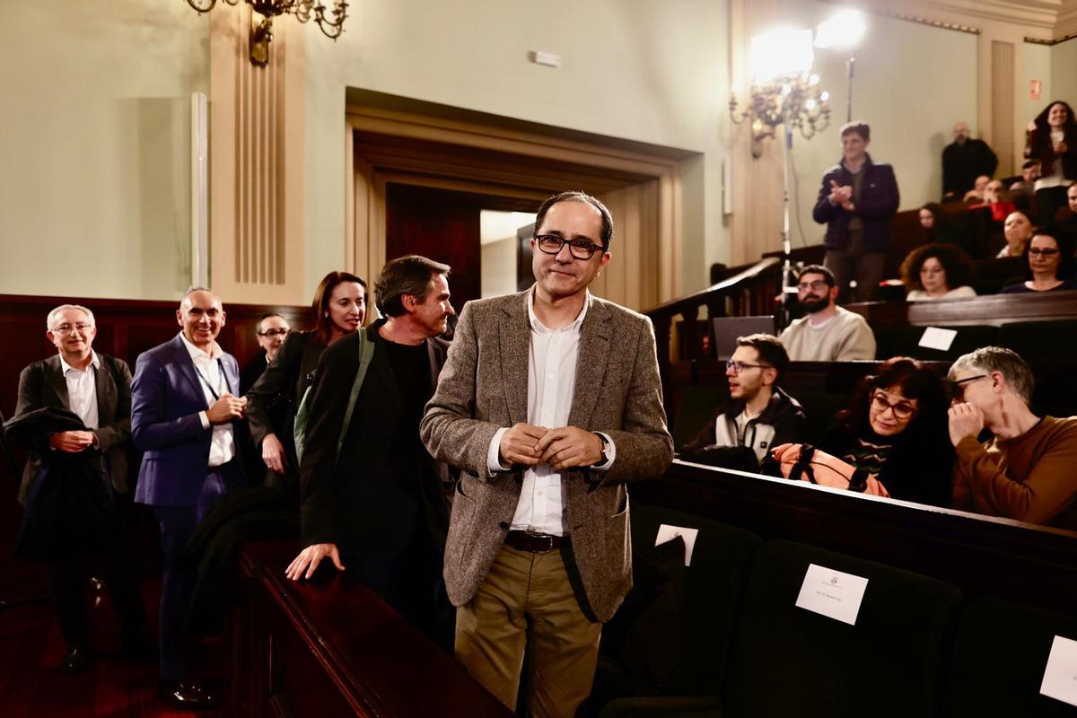 Juan Luis Gandía en el Aula Magna del Rectorado de la UV