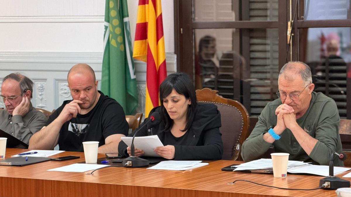 L'alcaldessa de Ripoll, Sílvia Orriols, amb alguns dels regidors del seu partit al ple, en una imatge d'arxiu
