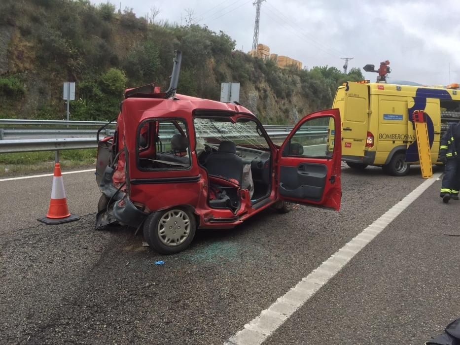 Fallece una mujer en un choque entre una furgoneta y un camión en Valdés