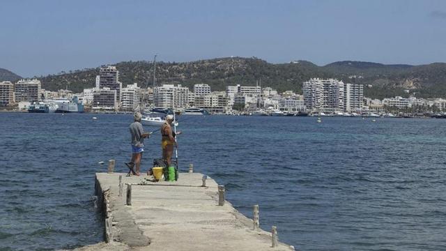 Dos pescadores en la bahía de Portmany. / X.P.