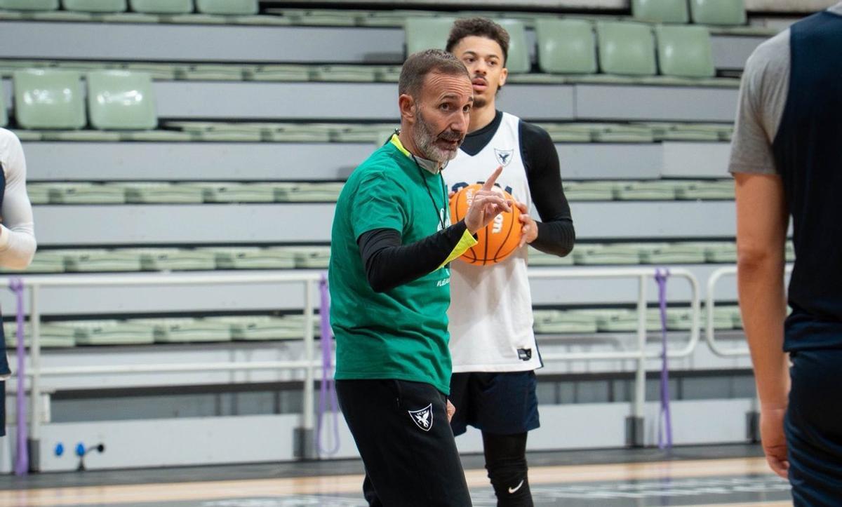 Sito Alonso, durante el entrenamiento de ayer en el Palacio de los Deportes. | UCAM MURCIA CB