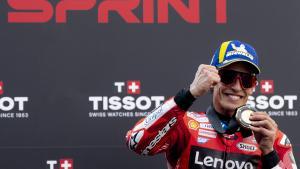 Marc Márquez celebra su victoria de hoy, en la carrera al sprint, en Tailandia.