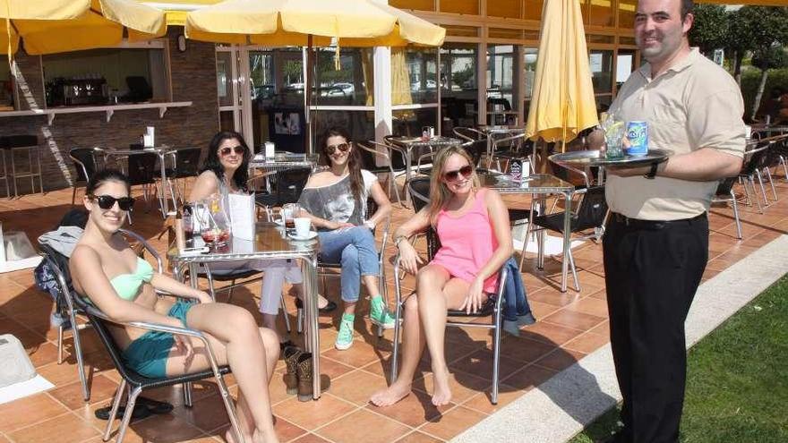 Turistas portuguesas en A Toxa, ayer.  // Muñiz