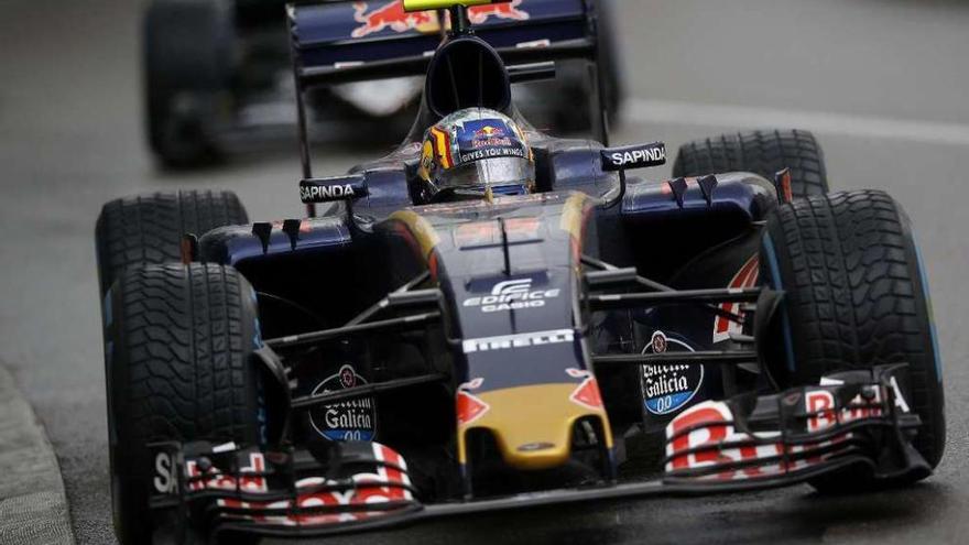 Carlos Sainz pilota su bólido por el asfalto de Mónaco. // Yoan Valat