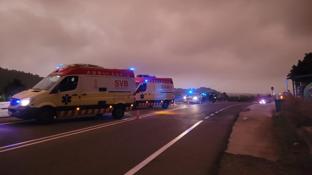 Varias ambulancias atienden a heridos en un accidente en la carretera de Barx, en una imagen de archivo.