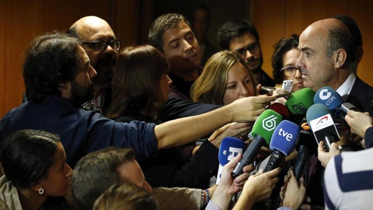 Guindos atiende a los medios, tras conocer las previsiones económicas de Bruselas.