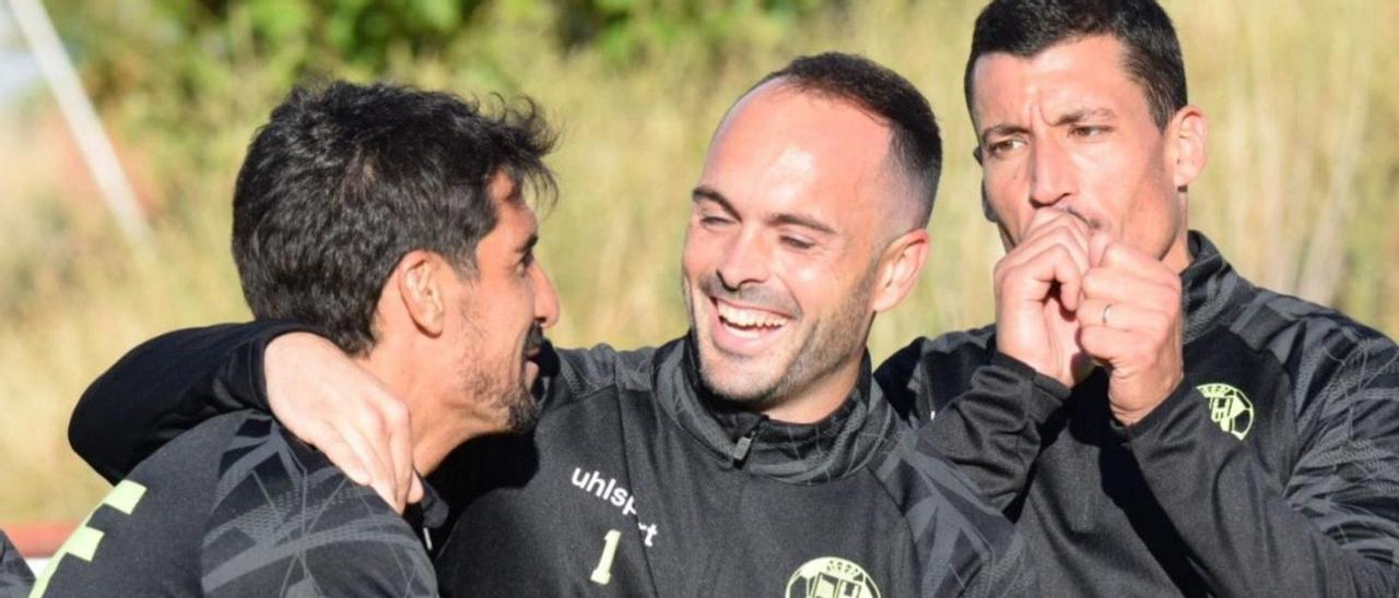 Julio Iricibar, portero del Zamora CF, bromea con sus compañeros en un entrenamiento. | LOZ