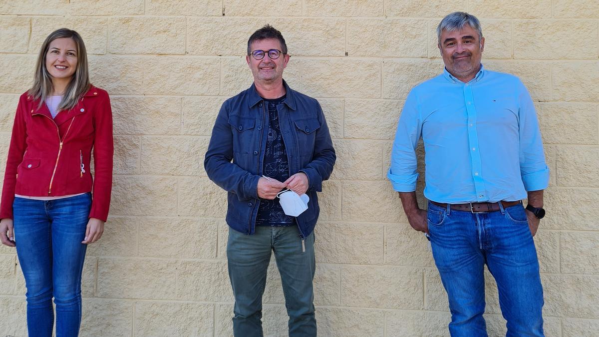 El profesor Lluís Bonet, en el centro, junto a los responsables del instituto