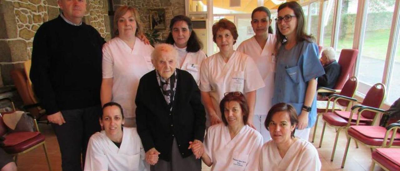 En la fila posterior, por la izquierda, Manuel Collera, Dori Fuentes, Nuria Espina, Maxi López, Mónica Ruiz y María Méndez; delante, Belén Llera, Teresa Jáñez, Teresa Borbolla y Pili Borbolla, ayer, en la residencia de Colombres.