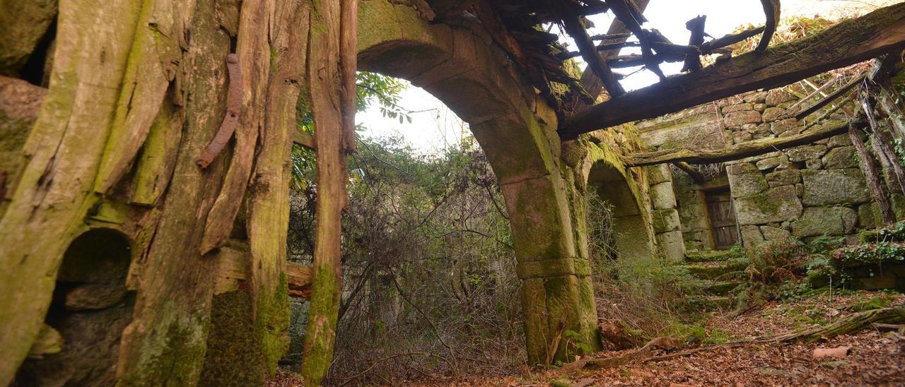 Aldea abandonada en Aguasantas, Cotobade.