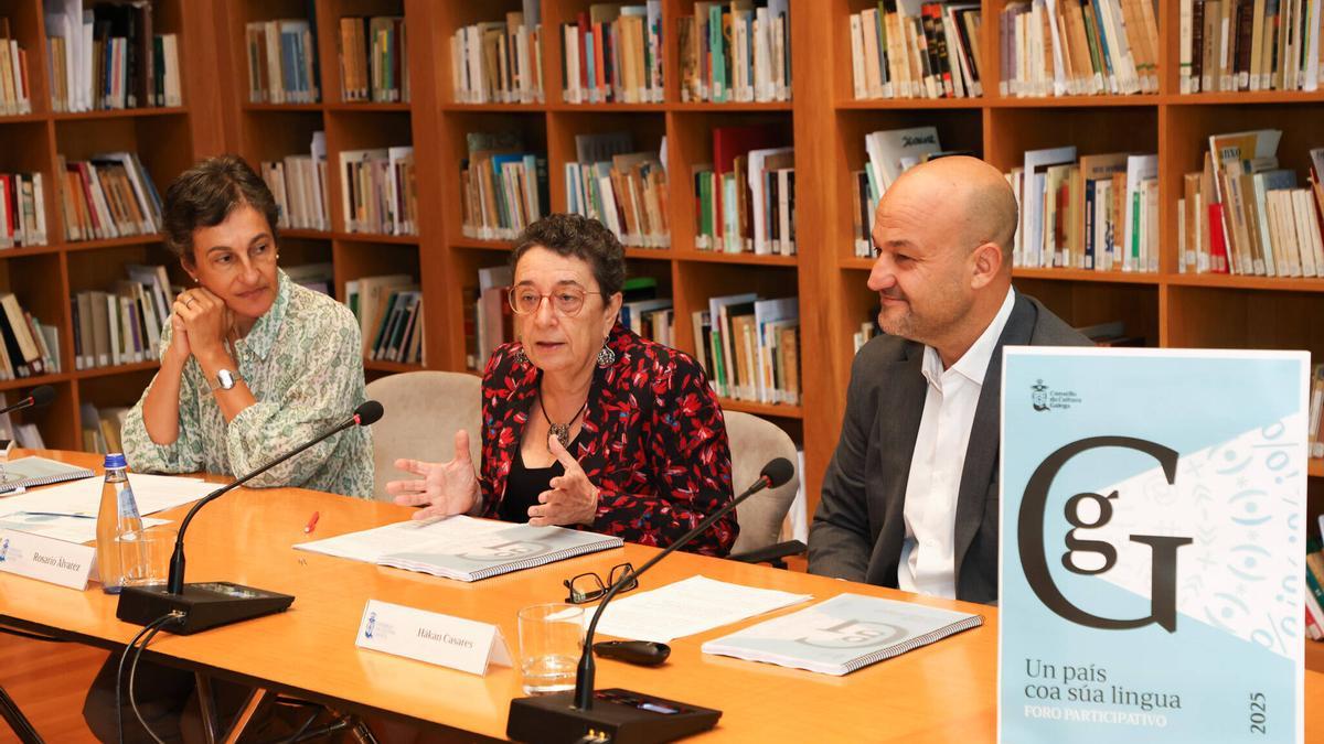 Dolores Vilavedra, Rosario Álvarez e Håkan Casares, onte, no CCG, en Santiago.