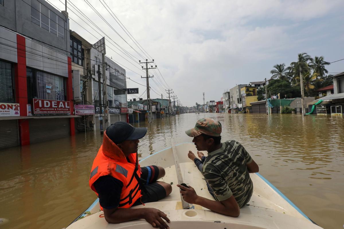 COLOMBO (Sri Lanka), 01/12/2025.- Sri Lanka Civil Defense Force rescue team members wade through a flooded road after heavy rainfall in the suburb of Colombo, Sri Lanka, 01 December 2025. Many parts of the island have been inundated due to heavy rains. According to the Sri Lanka Disaster Management Center, more than 330 people have been killed, and 370 are missing around the country. EFE/EPA/CHAMILA KARUNARATHNE