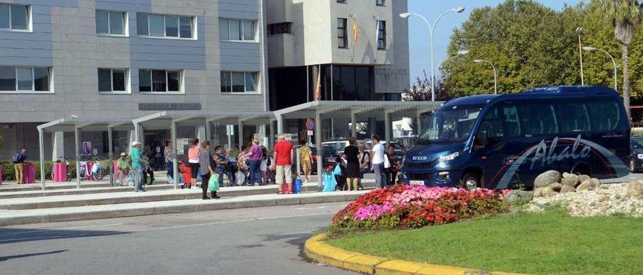 La parada de autobús de O Cavadelo, de la que salen los servicios directos al Hospital Comarcal do Salnés. // Noé Parga