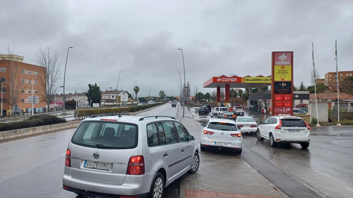 Colas de vehículos en la gasolinera de la avenida Reina Sofía de Mérida.