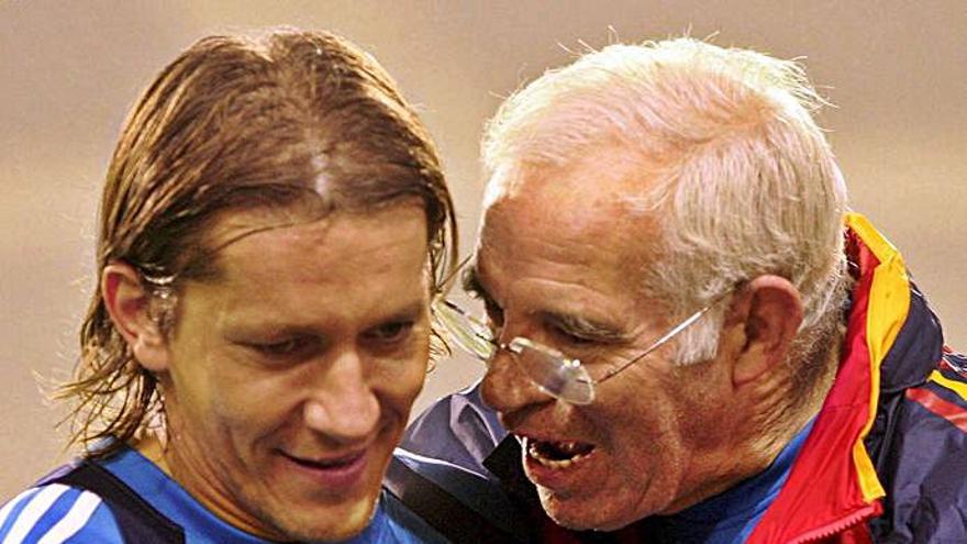 Míchel Salgado, con Luis Aragonés. |  // J.C. CÁRDENAS 