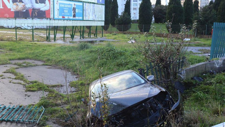 Coche accidentado en Alfonso Molina, en enero del año pasado. | Iago López