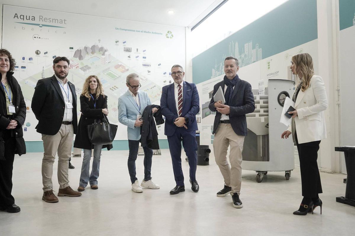 Sergi Martí (segon per la dreta) dona explicacions sobre el funcionament de l'empresa a les autoritats