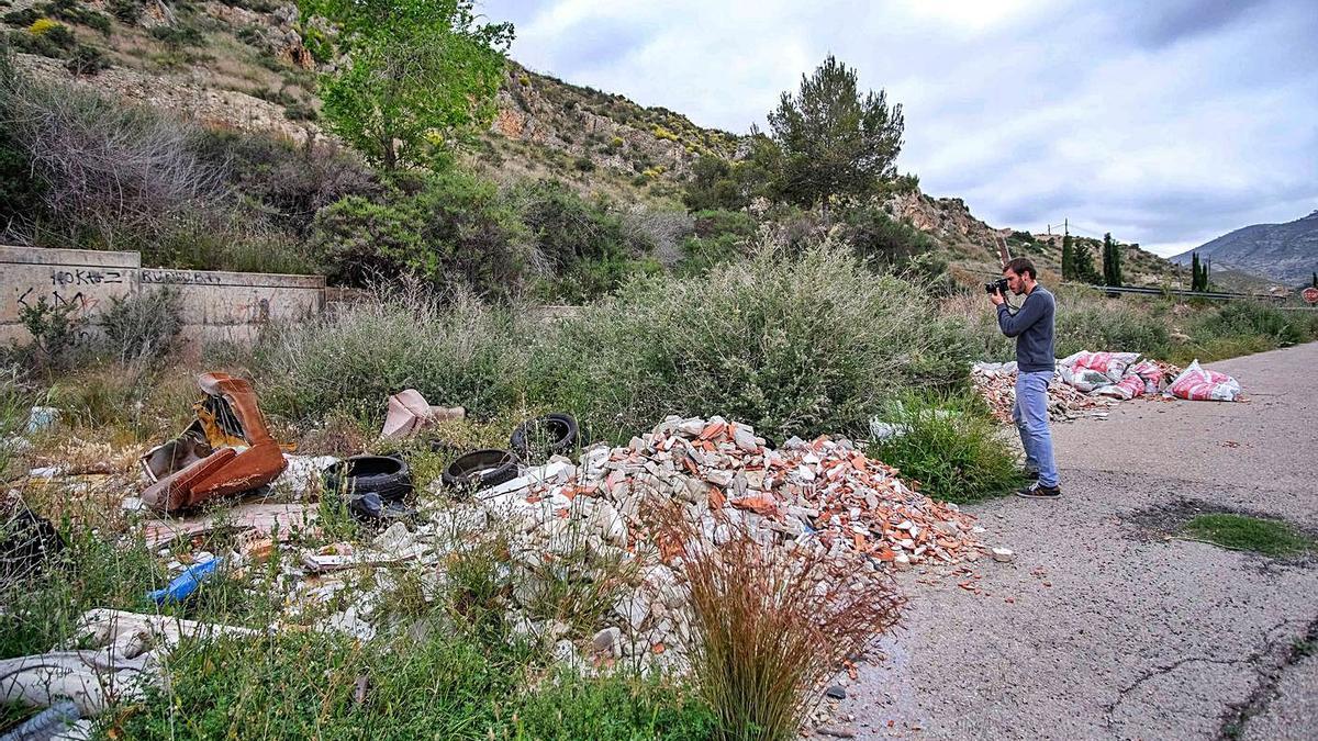 El Ayuntamiento de Elda lleva años combatiendo el abandono de residuos en las afueras. |