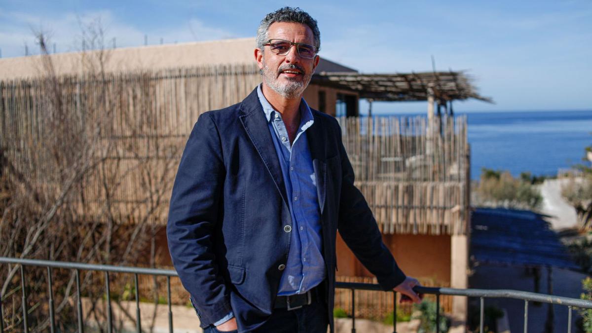 Nacho Muelas, socio director de Six Senses Ibiza, posa en el resort ubicado en la bahía de Cala Xarraca, en Sant Joan.