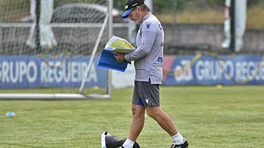 Juan Antonio Anquela revisa sus notas durante el entrenamiento de ayer en Abegondo.