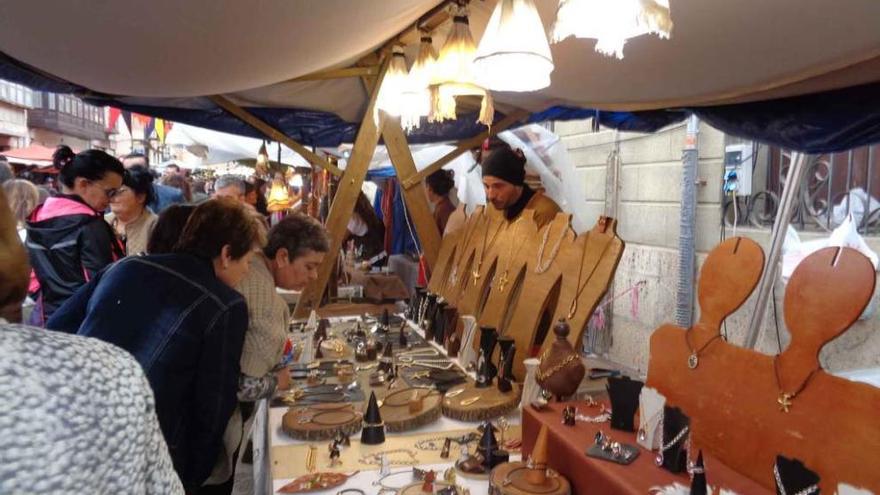 El mercado medieval viste de época el centro de la ciudad