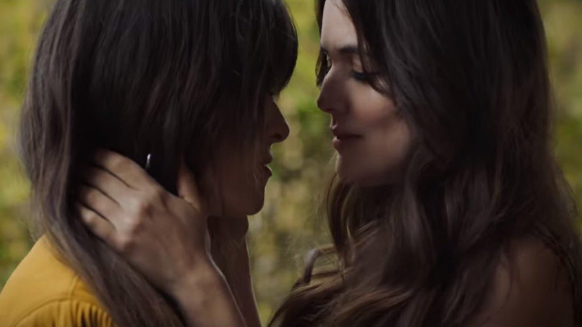 Fotograma del vídeo 'De tus ojos' en el que Vanesa Martín y Adriana Ugarte protagonizan una apasionada historia de amor.