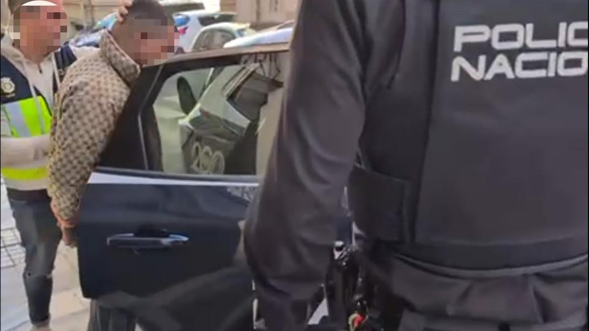 La Policía traslada a uno de los detenidos en Alcoy.