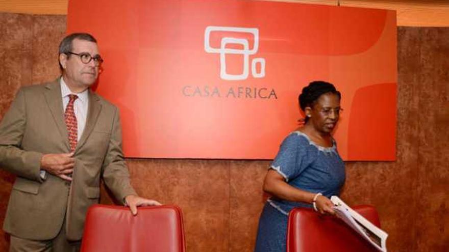 La embajadora sudafricana, Fikile Magubane, ayer, junto al director general de Casa África, Santiago Martínez -Caro | y. socorro