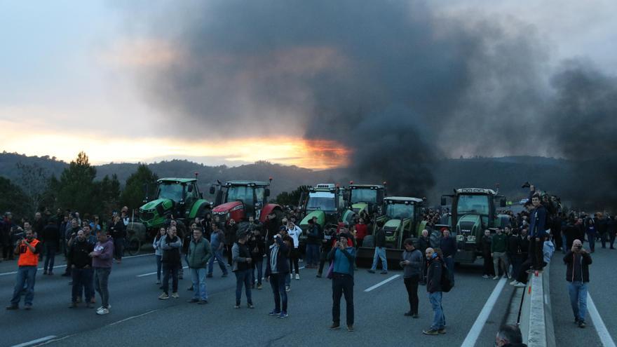 Els pagesos entren desenes tractors a l&#039;AP-7 davant l&#039;arribada de la Brimo