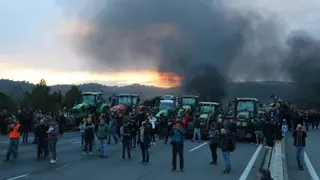 Els pagesos entren desenes tractors a l'AP-7 davant l'arribada de la Brimo