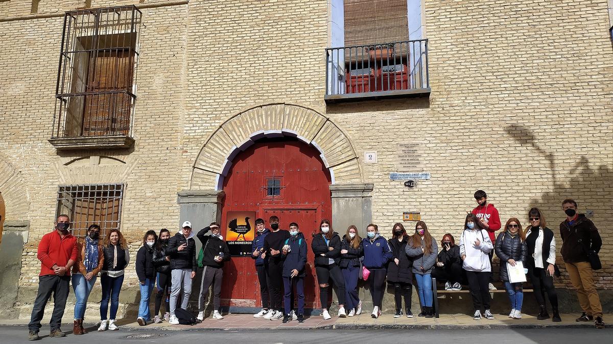 Los jóvenes, a la entrada del Centro de Interpretación de las Estepas de los Monegros de Monegrillo.