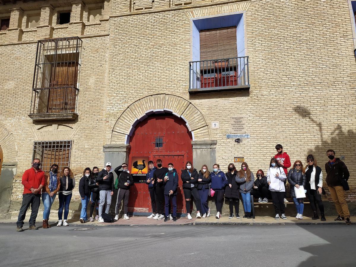 Los jóvenes, a la entrada  del Centro de Interpretación de las Estepas de los Monegros de Monegrillo.