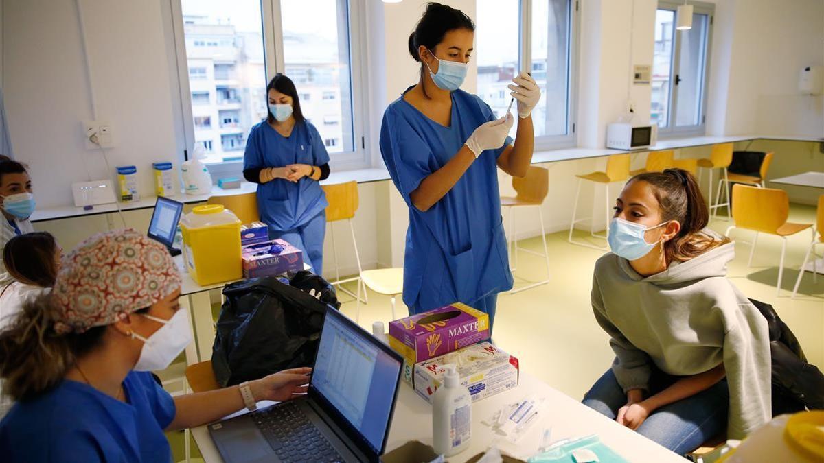 BARCELONA 07 01 2021 Jornada con unas enfermeras que vacunaran sanitarios en el CAP Manso de COVID        FOTO  ALVARO MONGE