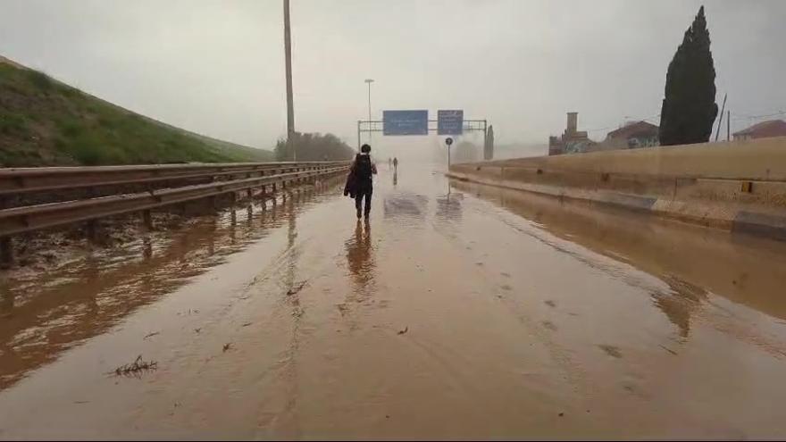Vecinos y trabajadores cruzan a pie la pista de Silla, devastada por la DANA