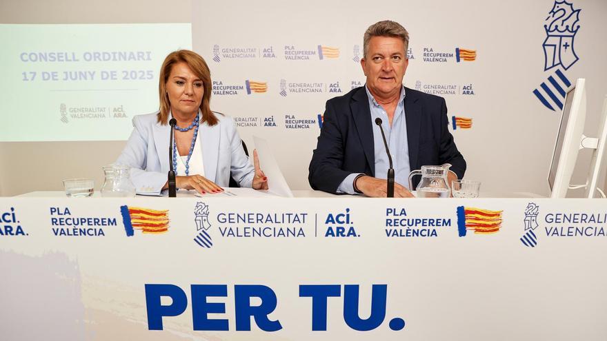 La vicepresidenta y portavoz, Susana Camarero, y el conseller Vicente Martínez Mus, este martes tras el pleno del Consell.